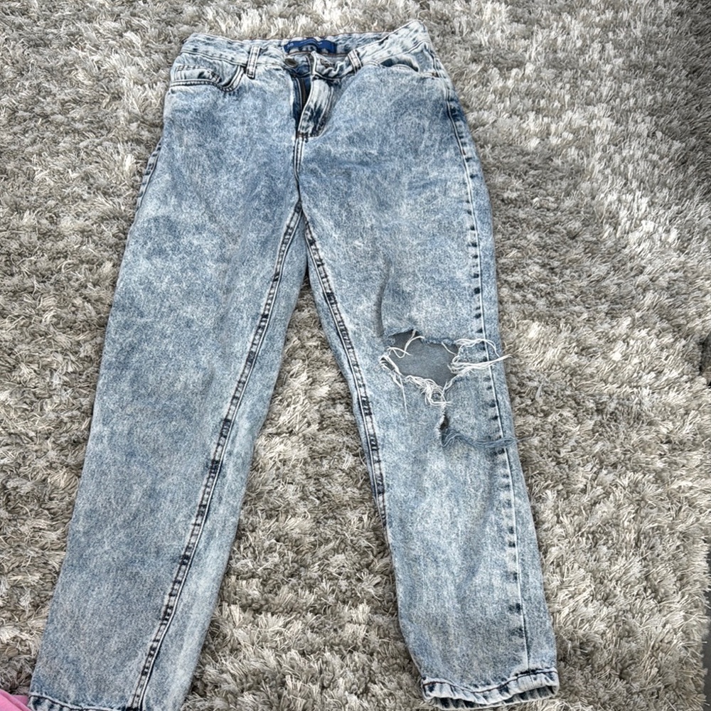 Stylish Light Wash Distressed Jeans